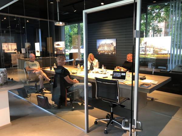 Nya kontoret, folk sitter i ett mötesrum