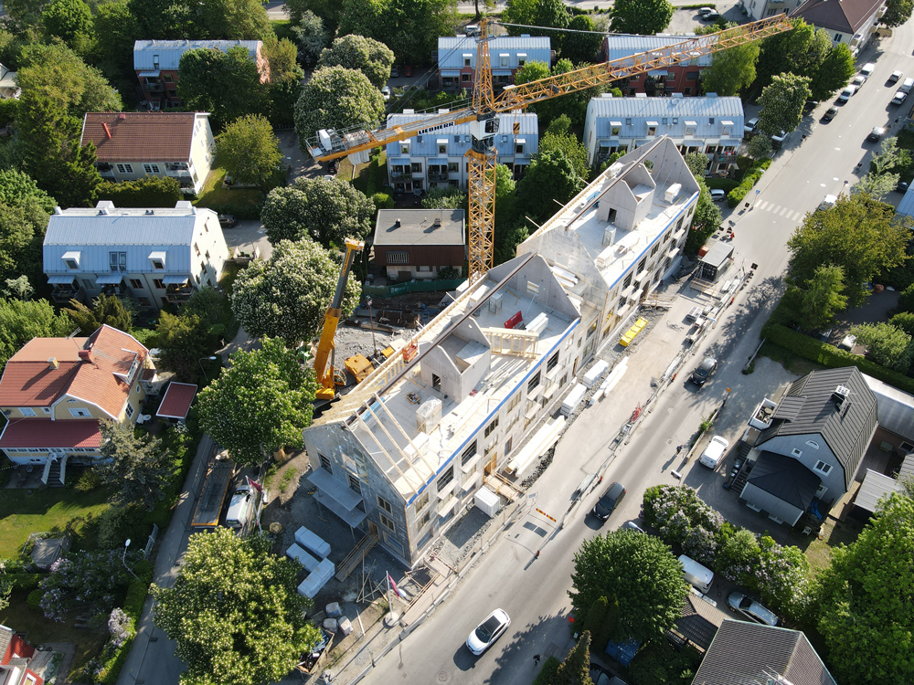 Modernt kvarter med hus och grönska